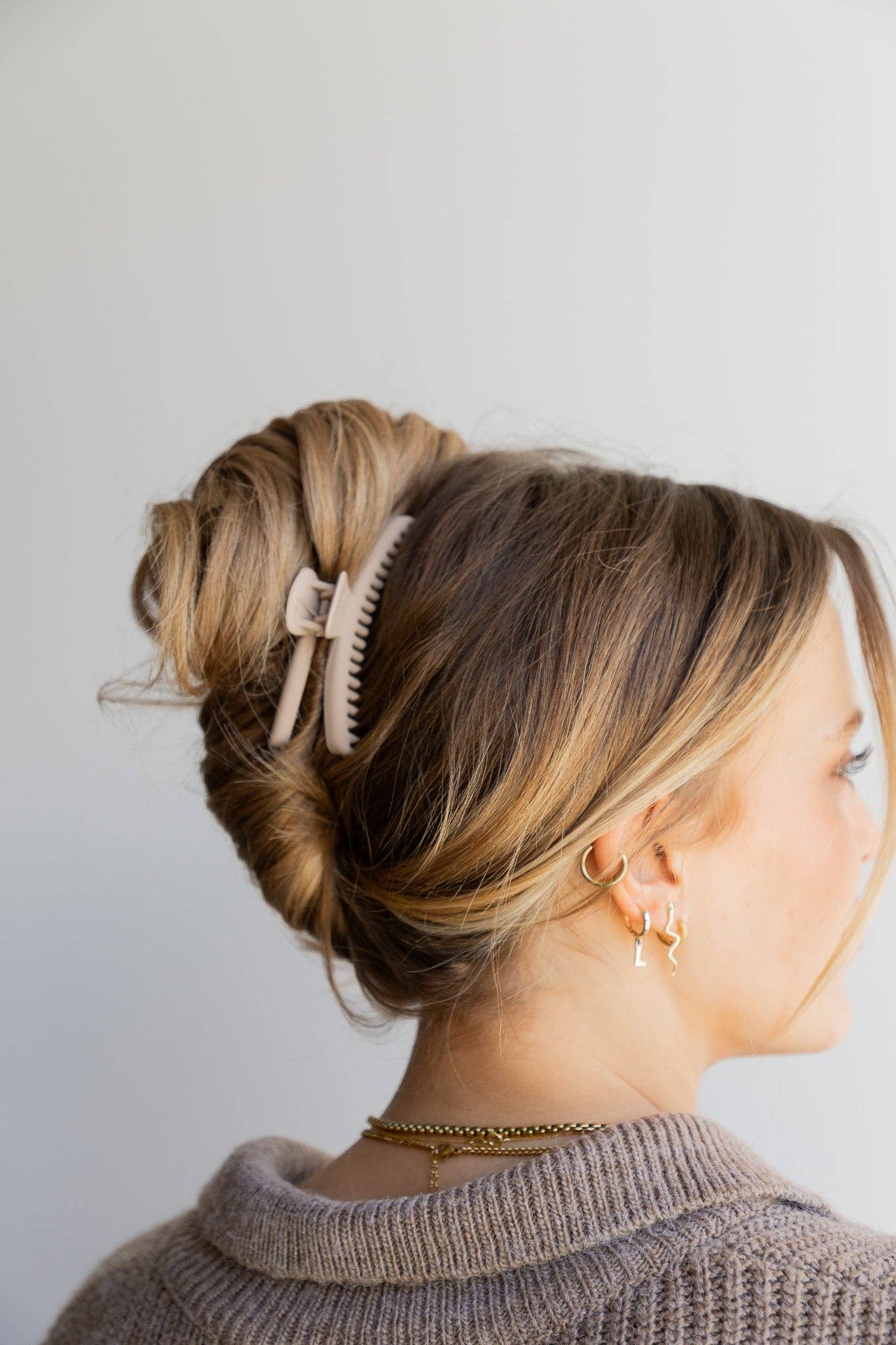 MATTE MIDI HOLD EVERYTHING CLAW ( 17 COLORS ): LIGHT BROWN