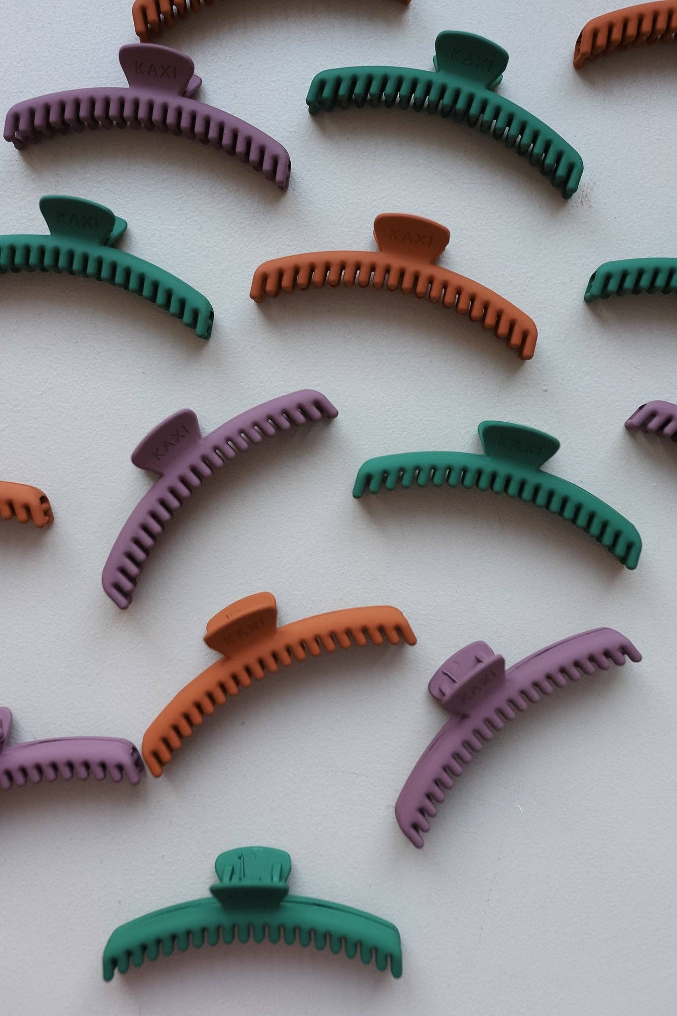 MATTE MIDI HOLD EVERYTHING CLAW ( 17 COLORS ): PLUM