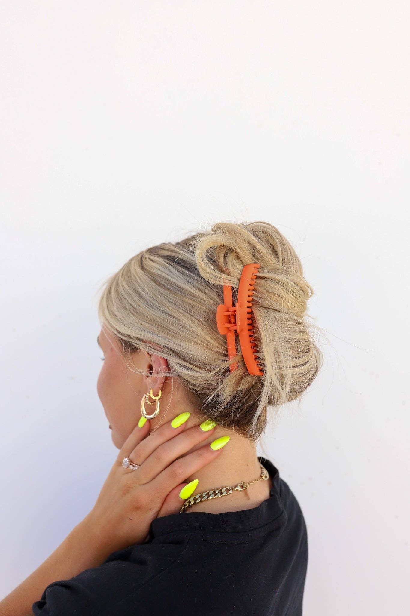 MATTE MIDI HOLD EVERYTHING CLAW ( 17 COLORS ): LIGHT BROWN
