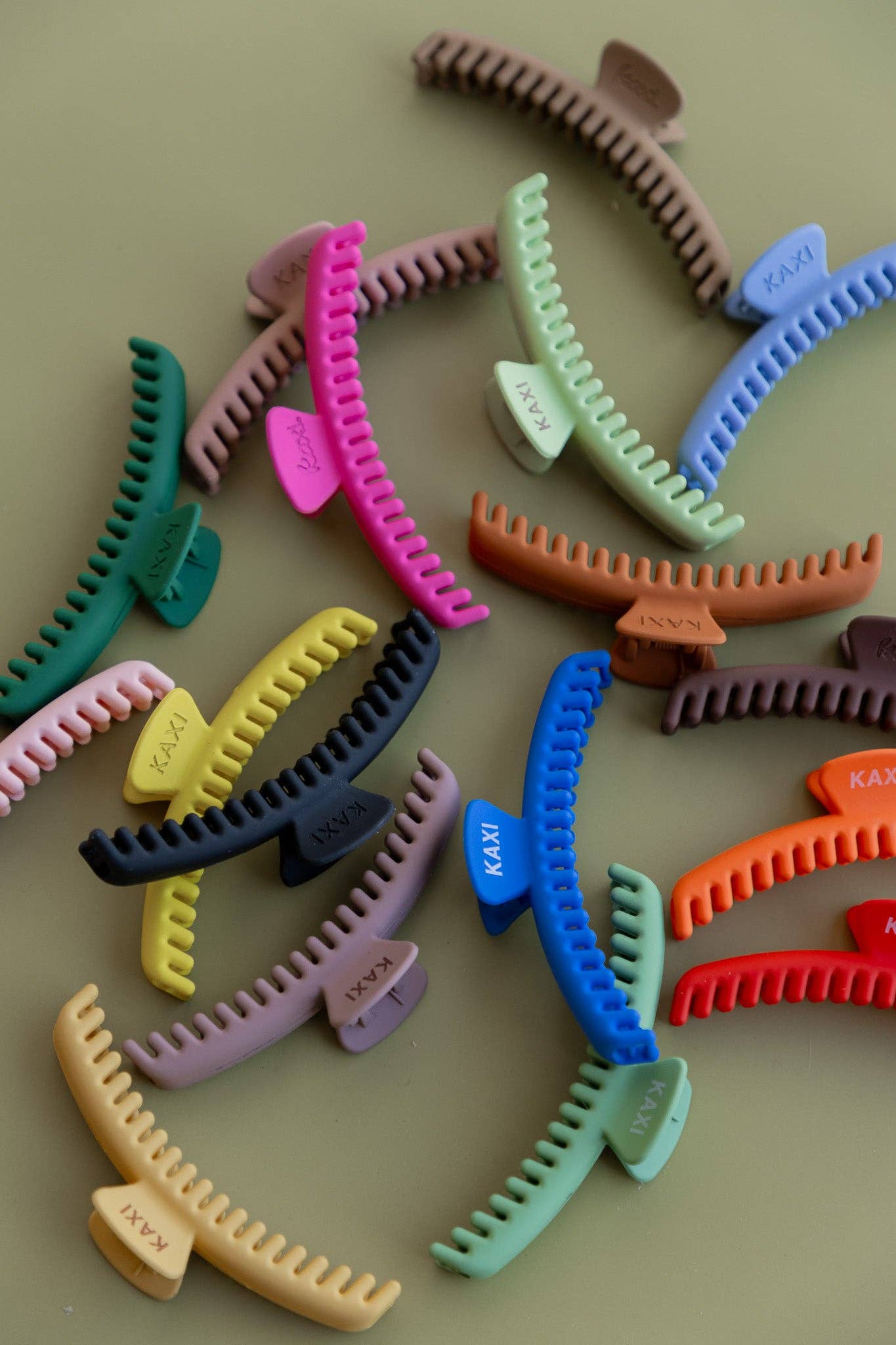 MATTE MIDI HOLD EVERYTHING CLAW ( 17 COLORS ): LIGHT PINK