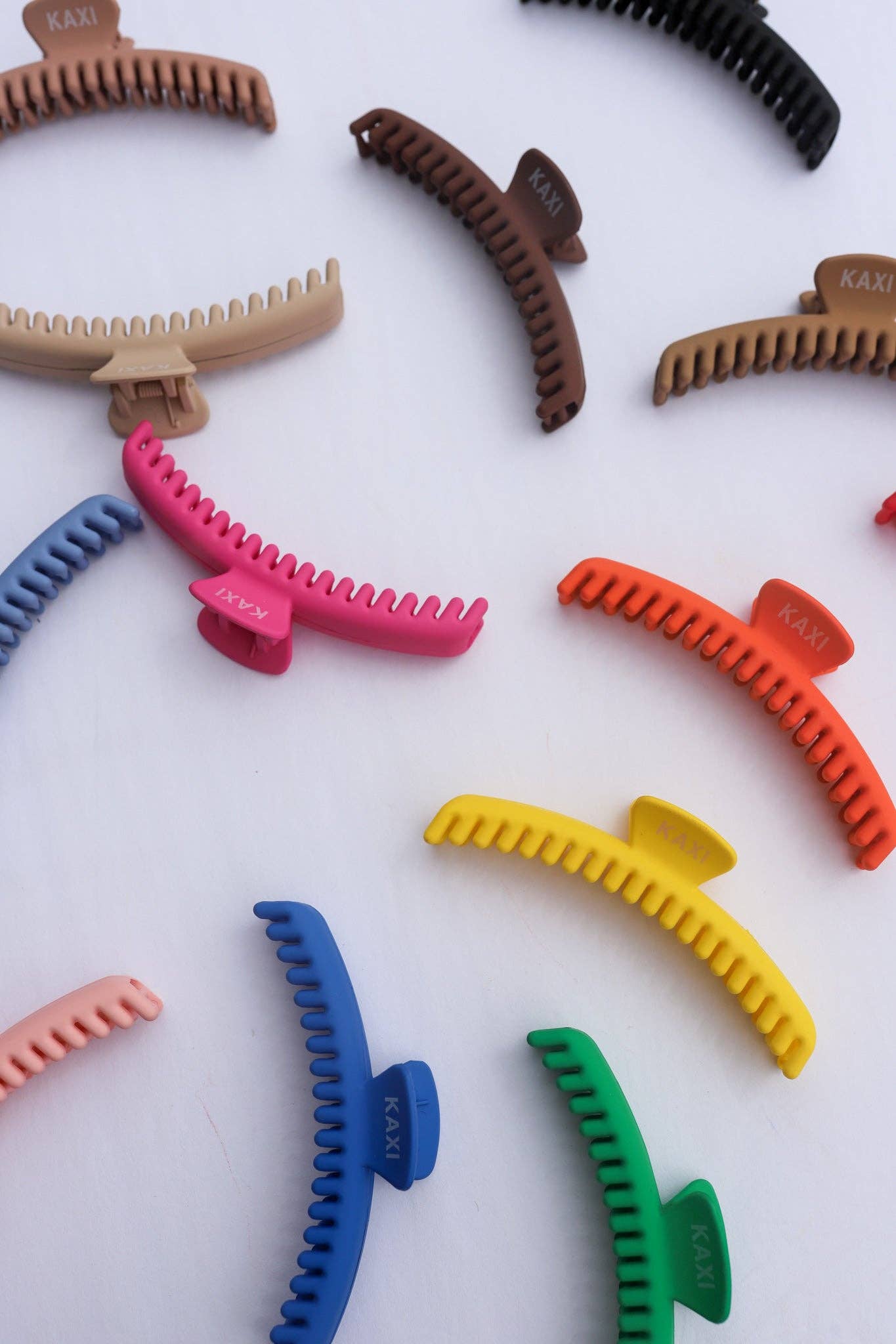 MATTE MIDI HOLD EVERYTHING CLAW ( 17 COLORS ): LIGHT BROWN