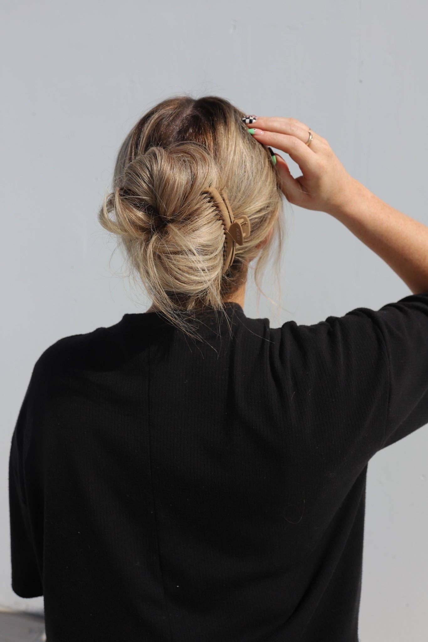 MATTE MIDI HOLD EVERYTHING CLAW ( 17 COLORS ): LIGHT BROWN