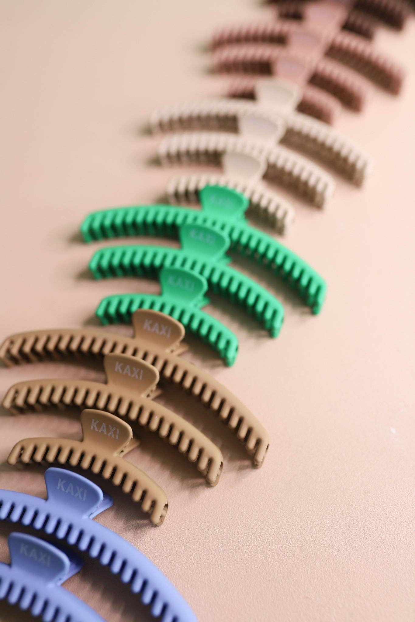 MATTE MINI HOLD EVERYTHING CLAW ( 11 COLORS ): BONE