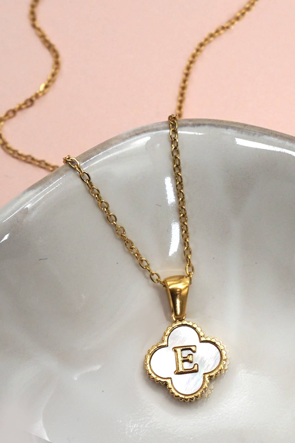 18K STAINLESS STEEL MOP CLOVER INITIAL NECKLACE | 40NK9487: C